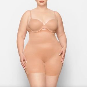 SKIMS Barely There Shapewear Mid Thigh Shorts in Clay Size Medium